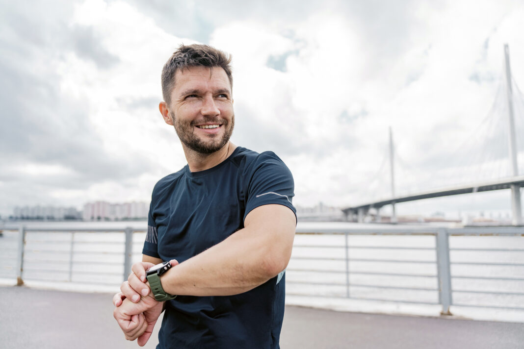 fitness-watch-man-sporty-man-sportswear-body-warmup-before-fitness-running kopia