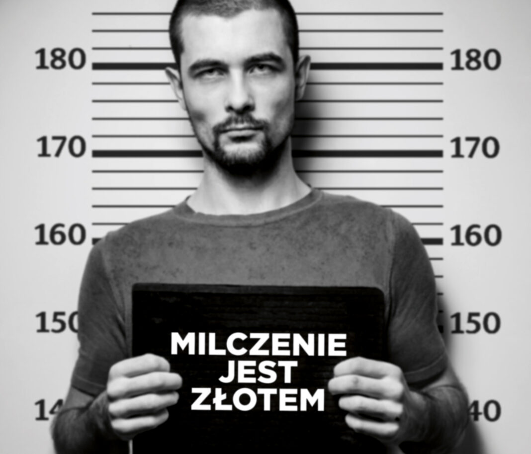 mug-shot-young-man-holding-placard-against-wall-with-measurement-police-station kopia